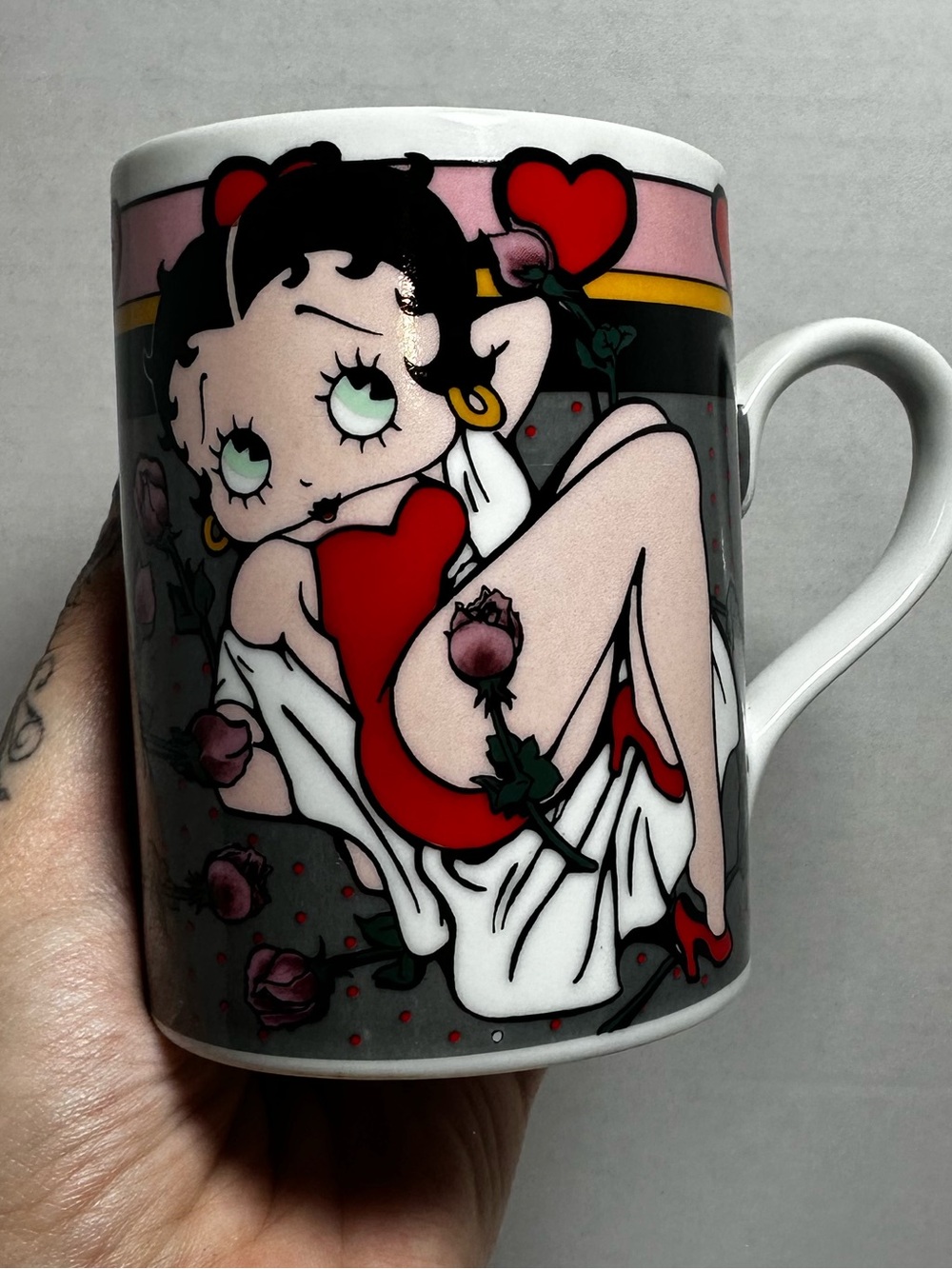 Vintage 1992 Vandor Betty Boop "Betty's Bed of Roses" ceramic mug
